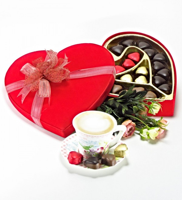 Kalpli Kadife Kutuda Kalpli Çikolatalar: Sevginizi Tatlı Bir Şekilde İfade Edin - Kalpli Çikolata, Sevgili Çikolatası, Hediye Çikolata