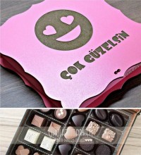 Hediyelik Çikolata - Çok Güzelsin Yazılı Aşk Emojili Pembe ile Gülümseten Tatlı Bir İltifat Hediye Edin