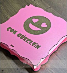 Hediyelik Çikolata - Çok Güzelsin Yazılı Aşk Emojili Pembe ile Gülümseten Tatlı Bir İltifat Hediye Edin