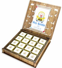 Erkek Bebek Çikolatası - Kişiye Özel, Resimli ve Ahşap Kutulu - Minik Kahramanınıza Tatlı Bir Hoşgeldin Erkek Bebek Çikolatası - Kişiye Özel, Resimli ve Ahşap Kutulu - Minik Kahramanınıza Tatlı Bir Hoşgeldin