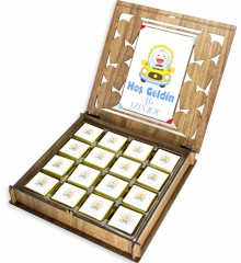Erkek Bebek Çikolatası - Kişiye Özel, Resimli ve Ahşap Kutulu - Minik Kahramanınıza Tatlı Bir Hoşgeldin Erkek Bebek Çikolatası - Kişiye Özel, Resimli ve Ahşap Kutulu - Minik Kahramanınıza Tatlı Bir Hoşgeldin