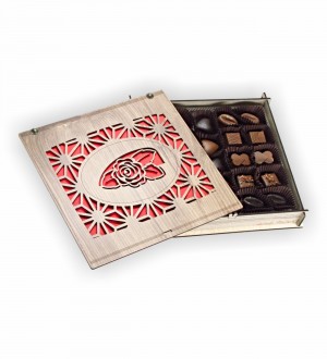 Hediyelik Çikolata Kutusu - Gül Motifli Şık Ahşap Tasarım ile Romantik Anlar İçin Zarif Bir Lezzet Seçeneği Hediyelik Çikolata Kutusu - Gül Motifli Şık Ahşap Tasarım ile Romantik Anlar İçin Zarif Bir Lezzet Seçeneği