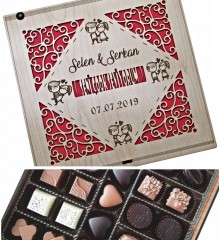 Kutulu Hediye Çikolata - İsimli ve Tarihli, Sevgili Figürlü Romantik Tasarım ile Aşkınızı Taçlandırın Kutulu Hediye Çikolata - İsimli ve Tarihli, Sevgili Figürlü Romantik Tasarım ile Aşkınızı Taçlandırın