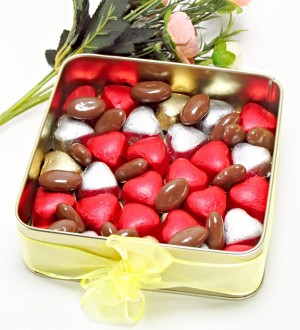 Kalpli Çikolatalar - İsme Özel Pleksi Tasarım Şık Metal Kutu ile Aşkınızı Zarif Bir Sunumla Taçlandırın Kalpli Çikolatalar - İsme Özel Pleksi Tasarım Şık Metal Kutu ile Aşkınızı Zarif Bir Sunumla Taçlandırın