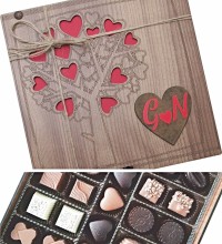 Hediyelik Çikolata - Harfli ve Aşk Ağacı Temalı Ahşap Kutulu - Sevdanızın Kök Salan Hali Hediyelik Çikolata - Harfli ve Aşk Ağacı Temalı Ahşap Kutulu - Sevdanızın Kök Salan Hali