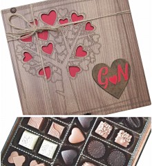 Hediyelik Çikolata - Harfli ve Aşk Ağacı Temalı Ahşap Kutulu - Sevdanızın Kök Salan Hali Hediyelik Çikolata - Harfli ve Aşk Ağacı Temalı Ahşap Kutulu - Sevdanızın Kök Salan Hali