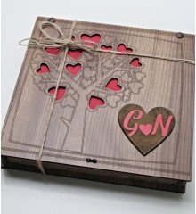 Hediyelik Çikolata - Harfli ve Aşk Ağacı Temalı Ahşap Kutulu - Sevdanızın Kök Salan Hali Hediyelik Çikolata - Harfli ve Aşk Ağacı Temalı Ahşap Kutulu - Sevdanızın Kök Salan Hali