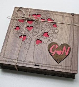 Hediyelik Çikolata - Harfli ve Aşk Ağacı Temalı Ahşap Kutulu - Sevdanızın Kök Salan Hali Hediyelik Çikolata - Harfli ve Aşk Ağacı Temalı Ahşap Kutulu - Sevdanızın Kök Salan Hali