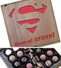 Hediyelik Çikolata - İsimli -Superman- Tasarım Ahşap Kutusu ile Kahramanlara Yakışır Tatlı Bir Sürpriz Hediyelik Çikolata - İsimli -Superman- Tasarım Ahşap Kutusu ile Kahramanlara Yakışır Tatlı Bir Sürpriz
