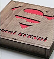 Hediyelik Çikolata - İsimli -Superman- Tasarım Ahşap Kutusu ile Kahramanlara Yakışır Tatlı Bir Sürpriz