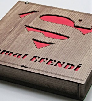 Hediyelik Çikolata - İsimli -Superman- Tasarım Ahşap Kutusu ile Kahramanlara Yakışır Tatlı Bir Sürpriz Hediyelik Çikolata - İsimli -Superman- Tasarım Ahşap Kutusu ile Kahramanlara Yakışır Tatlı Bir Sürpriz