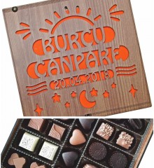 Hediyelik Çikolata - İsimli, Tarihli, Ahşap Kutulu Kişiye Özel - Anılarınızı Tatlı Bir Hatıraya Dönüştürün Hediyelik Çikolata - İsimli, Tarihli, Ahşap Kutulu Kişiye Özel - Anılarınızı Tatlı Bir Hatıraya Dönüştürün