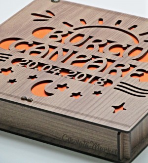 Hediyelik Çikolata - İsimli, Tarihli, Ahşap Kutulu Kişiye Özel - Anılarınızı Tatlı Bir Hatıraya Dönüştürün Hediyelik Çikolata - İsimli, Tarihli, Ahşap Kutulu Kişiye Özel - Anılarınızı Tatlı Bir Hatıraya Dönüştürün