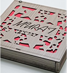 Hediye Kutulu Çikolata - Yıldızlarla Süslü, İsimli ve Ahşap Tasarımıyla Parlayan Tatlı Bir Hediye Hediye Kutulu Çikolata - Yıldızlarla Süslü, İsimli ve Ahşap Tasarımıyla Parlayan Tatlı Bir Hediye