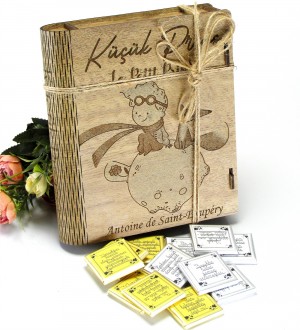 Kitap Kutulu Hediyelik Çikolata - Küçük Prens Temasıyla Masalsı Bir Tatlı Hikayeye Davet Edin Kitap Kutulu Hediyelik Çikolata - Küçük Prens Temasıyla Masalsı Bir Tatlı Hikayeye Davet Edin