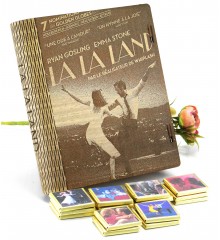 Hediye Çikolata Kitabı - La La Land Temalı Ahşap Kitap Kutulu - Sinema Tutkunlarına Tatlı ve Romantik Bir Sürpriz Hediye Çikolata Kitabı - La La Land Temalı Ahşap Kitap Kutulu - Sinema Tutkunlarına Tatlı ve Romantik Bir Sürpriz