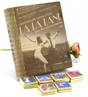 Hediye Çikolata Kitabı - La La Land Temalı Ahşap Kitap Kutulu - Sinema Tutkunlarına Tatlı ve Romantik Bir Sürpriz Hediye Çikolata Kitabı - La La Land Temalı Ahşap Kitap Kutulu - Sinema Tutkunlarına Tatlı ve Romantik Bir Sürpriz