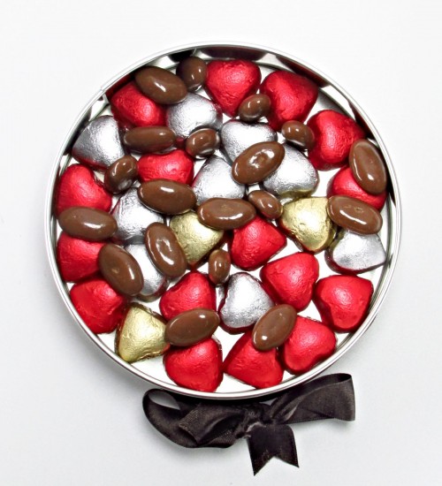 Kişiye Özel İsimli Yuvarlak Metal Kutulu Sargılı Antep Fıstıklı Kalpli Çikolata