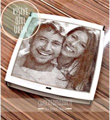 Kutulu Hediye Çikolata - Lazer İşlemeli Fotoğraflı Kişiye Özel - Anılarınızı Tatlı Bir Sanata Dönüştürün