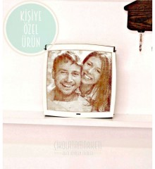 Kutulu Hediye Çikolata - Lazer İşlemeli Fotoğraflı Kişiye Özel - Anılarınızı Tatlı Bir Sanata Dönüştürün