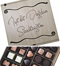 Hediyelik Çikolata - Kişiye Özel Mesajlı ve Ahşap Kutulu - Tatlı Bir Sürprizle Kalplere Dokunun Hediyelik Çikolata - Kişiye Özel Mesajlı ve Ahşap Kutulu - Tatlı Bir Sürprizle Kalplere Dokunun