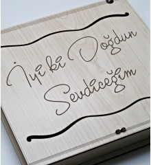 Hediyelik Çikolata - Kişiye Özel Mesajlı ve Ahşap Kutulu - Tatlı Bir Sürprizle Kalplere Dokunun Hediyelik Çikolata - Kişiye Özel Mesajlı ve Ahşap Kutulu - Tatlı Bir Sürprizle Kalplere Dokunun