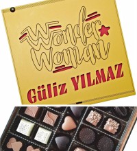 Hediyelik Çikolata - İsimli Wonder Woman Temalı Ahşap Kutusu ile Güçlü Kadınlara Özel Lezzetli Bir Hediye Hediyelik Çikolata - İsimli Wonder Woman Temalı Ahşap Kutusu ile Güçlü Kadınlara Özel Lezzetli Bir Hediye