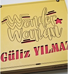 Hediyelik Çikolata - İsimli Wonder Woman Temalı Ahşap Kutusu ile Güçlü Kadınlara Özel Lezzetli Bir Hediye