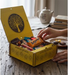 Hediye Çikolata Sepeti - Ağaç Desenli, Sarı Ahşap Kutusunda, Doğal Tasarımıyla Göz Dolduran Lezzetli, Şık Bir Armağan