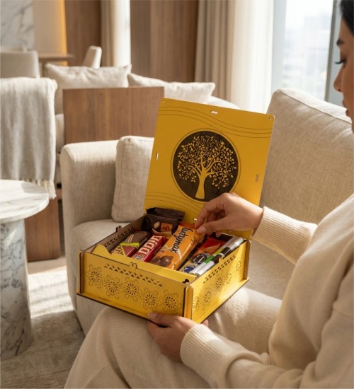 Hediye Çikolata Sepeti - Ağaç Desenli, Sarı Ahşap Kutusunda, Doğal Tasarımıyla Göz Dolduran Lezzetli, Şık Bir Armağan