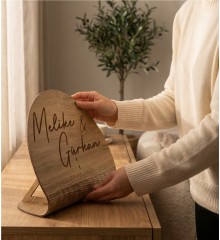 Masa İsimliği Yuvarlak Ahşap - Özel Günler İçin Kişiye Özel, Şıklığı ve Kişiselliği Buluşturan Zarif Bir Detay