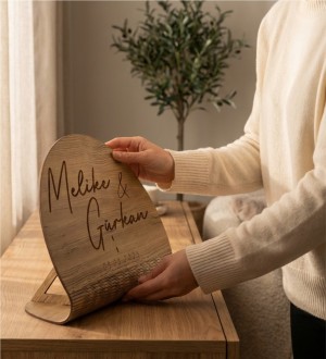 Masa İsimliği Yuvarlak Ahşap - Özel Günler İçin Kişiye Özel, Şıklığı ve Kişiselliği Buluşturan Zarif Bir Detay