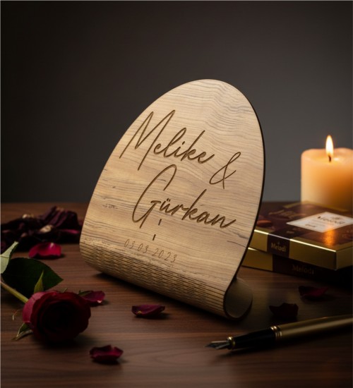 Masa İsimliği Yuvarlak Ahşap - Özel Günler İçin Kişiye Özel, Şıklığı ve Kişiselliği Buluşturan Zarif Bir Detay