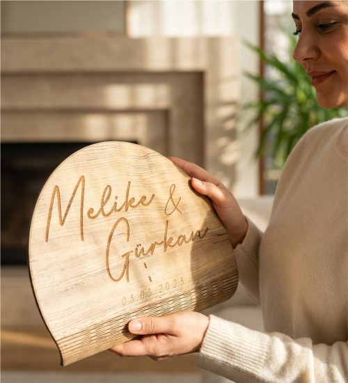 Masa İsimliği Yuvarlak Ahşap - Özel Günler İçin Kişiye Özel, Şıklığı ve Kişiselliği Buluşturan Zarif Bir Detay