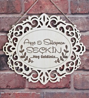 Kapı İsimliği - Doğal Renkli Ahşap, Kişiye Özel Lazer Tasarım ile Evinize Özgün Bir Dokunuş Katın Kapı İsimliği - Doğal Renkli Ahşap, Kişiye Özel Lazer Tasarım ile Evinize Özgün Bir Dokunuş Katın