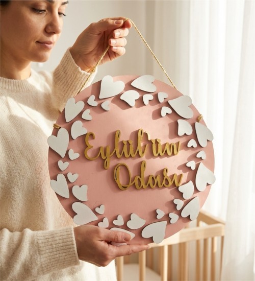 İsimli Kapı Süsü - Kalpli Tasarım Ahşap Kız Bebek/Çocuk Odası için Sevgi Dolu Bir Karşılama