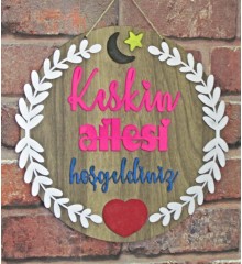 İsimli Dış Kapı Süsü -Hoş Geldiniz- Yazılı 35cm Çapında Ahşap ile Evinizin Girişine Zarif Bir Dokunuş