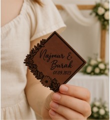 Ahşap Magnet - İsimli Tarihli Nikah Nişan Düğün Kına Model 1 ile En Güzel Günlerinizi Zarif Bir Hatıraya Dönüştürün Ahşap Magnet - İsimli Tarihli Nikah Nişan Düğün Kına Model 1 ile En Güzel Günlerinizi Zarif Bir Hatıraya Dönüştürün