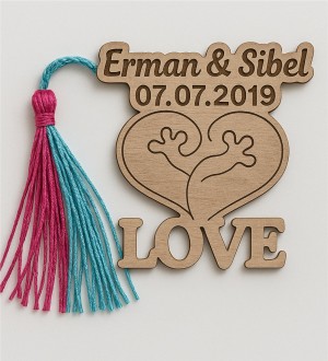 Ahşap Söz Magneti - Sarılan Kalpler Figürlü İsimli ve Tarihli Sevgi Dolu Anlarınıza Anlamlı Bir Dokunuş Ahşap Söz Magneti - Sarılan Kalpler Figürlü İsimli ve Tarihli Sevgi Dolu Anlarınıza Anlamlı Bir Dokunuş