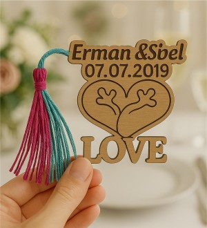 Ahşap Söz Magneti - Sarılan Kalpler Figürlü İsimli ve Tarihli Sevgi Dolu Anlarınıza Anlamlı Bir Dokunuş Ahşap Söz Magneti - Sarılan Kalpler Figürlü İsimli ve Tarihli Sevgi Dolu Anlarınıza Anlamlı Bir Dokunuş