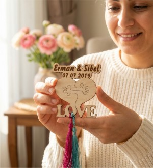 Ahşap Söz Magneti - Sarılan Kalpler Figürlü İsimli ve Tarihli Sevgi Dolu Anlarınıza Anlamlı Bir Dokunuş