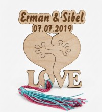 Ahşap Söz Magneti - Sarılan Kalpler Figürlü İsimli ve Tarihli Sevgi Dolu Anlarınıza Anlamlı Bir Dokunuş