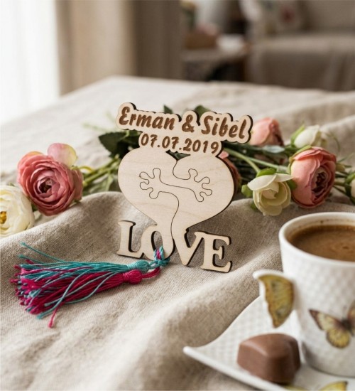 Ahşap Söz Magneti - Sarılan Kalpler Figürlü İsimli ve Tarihli Sevgi Dolu Anlarınıza Anlamlı Bir Dokunuş
